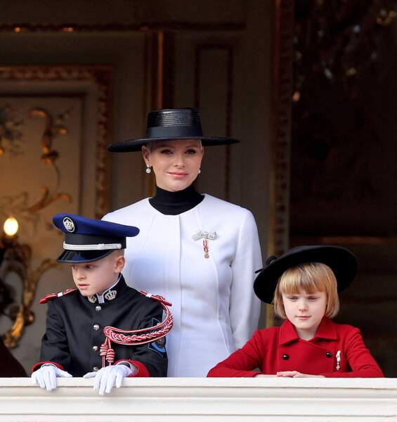 La princesse Charlene de Monaco a porté une broche en forme de nœud sertie de diamants au-dessus de sa médaille de grand-croix de l’ordre de Saint-Charles, lors a Fête Nationale de la principauté de Monaco le 19 novembre 2022.