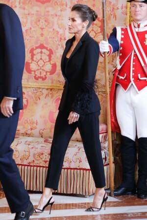La reine Letizia d'Espagne est sublime dans un ensemble de costume cintré et noir au Palais royal à Madrid, le 20 novembre 2022