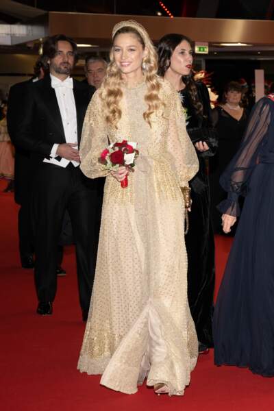 Beatrice Borromeo en robe longue dorée signée Dior à Monaco le 19 novembre 2022.