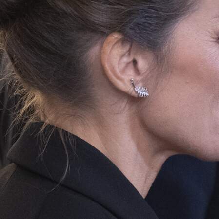 Letizia d'Espagne recycle ses boucles d'oreilles en forme de plumes signées Chanel lors de la 68ème session annuelle de l'Assemblée parlementaire de l'Otan au Palais royal à Madrid, le 20 novembre 2022