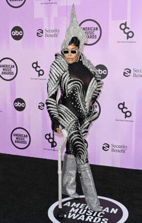 Dencia, la styliste camerounaise affiche son style excentrique lors de la soirée des American Music Awards à Los Angeles, le 20 novembre 2022