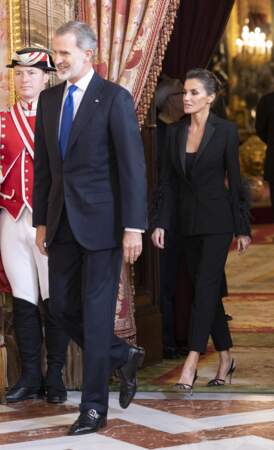 Letizia d'Espagne arbore son total-look noir pour accueillir les participants de la 68ème session annuelle de l'Assemblée parlementaire de l'Otan au Palais royal à Madrid, le 20 novembre 2022