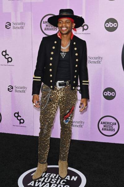 Jimmie Allen, le chanteur américain est stylé avec un pantalon à l'imprimé léopard et son chapeau aux American Music Awards, le 20 novembre 2022