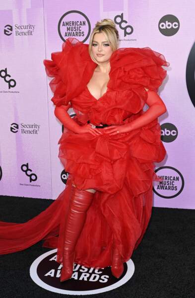 Bebe Rexha, la chanteuse d'origine albanaise opte pour une robe volumineuse rouge Buerlangma à la soirée des American Music Awards 2022 