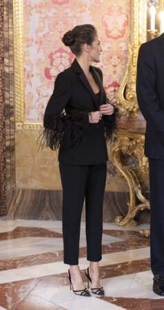 Letizia d'Espagne est stylée avec une veste de costume dont les manches sont recouvertes de plumes au Palais royal à Madrid le 20 novembre 2022