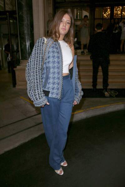 Adèle Exarchopoulos aime les tenues confortables et larges. Elle le prouve en portant un jean et une veste larges au défilé Balmain - collection printemps/été 2014 à Paris, le 26 septembre 2013