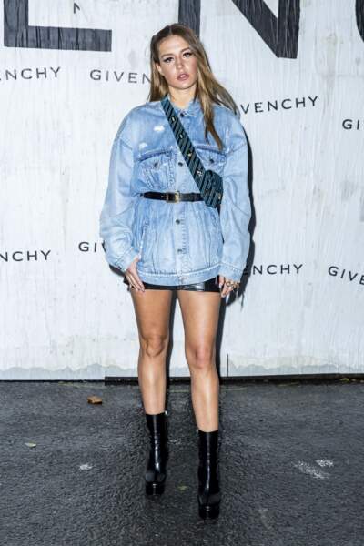 Adèle Exarchopoulos vient ceinturer une veste en jean oversize lors du défilé Givenchy - collection prêt-à-Porter printemps/été 2020 - à Paris