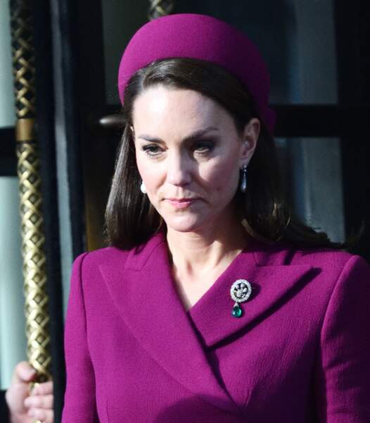 Kate Middleton dévoile une broche qui appartenait à Diana ornée de 18 diamants et de petites émeraudes à Londres, le 22 novembre 2022