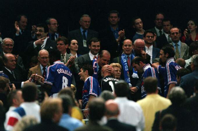 Jacques Chirac et les Bleus après France-Brésil au Stade de France le 12 juillet 1998