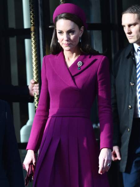 Sur sa robe plissée, Kate Middleton pose une broche appartenant à Diana sur sa poitrine gauche, le 22 novembre 2022