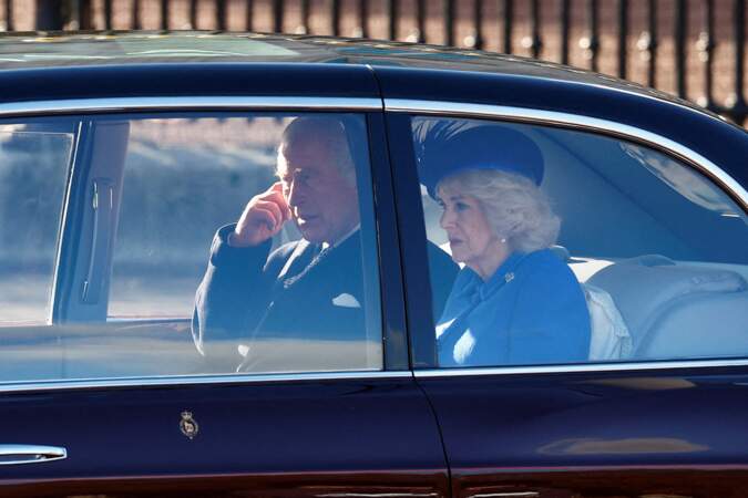 Pendant ce temps, Charles et Camilla quittaient Buckingham Palace pour rejoindre Horse Guards Parade