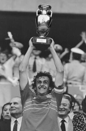 Michel Platini avec le trophée de l'Euro 1984 à Paris