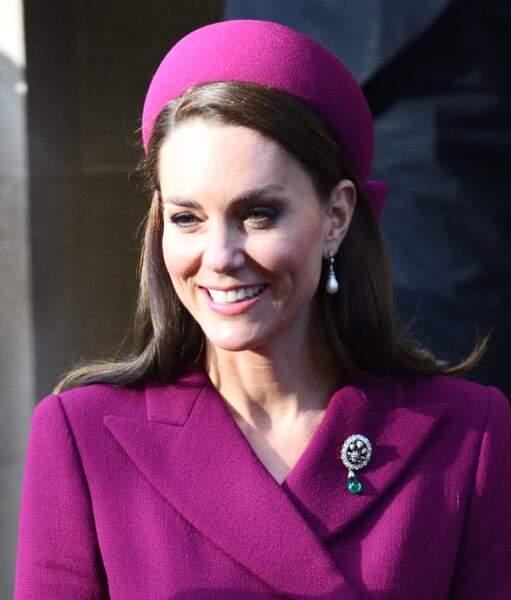 Kate Middleton porte le pendentif en forme de plumes qui a été donné à la princesse Diana par la reine mère.
