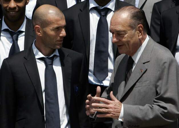 Jacques Chirac avec Zinedine Zidane à l'Elysée le 10 juillet 2006