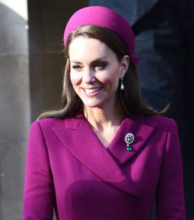 Kate Middleton aime la couleur. Elle le prouve avec un total-look bordeaux pour réceptionner le président de l'Afrique du Sud à l'hôtel Corinthia de Londres, le 22 novembre 2022