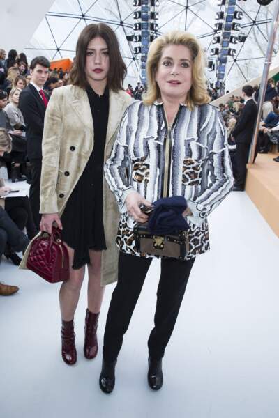 Adèle Exarchopoulos pose à côté de Catherine Deneuve seulement quelque minutes avant le show Louis Vuitton - collection prêt-à-porter Automne-Hiver 2016 à Paris, le 11 mars 2015