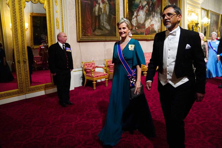 Sophie de Wessex, ravissante, portait une tiare aigue-marine et une robe verte signée Suzannah London.