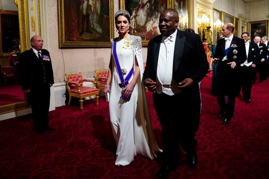 Kate Middleton ravissante en robe blanche, aux côtés de Cyril Ramaphosa, président de l'Afrique du Sud.