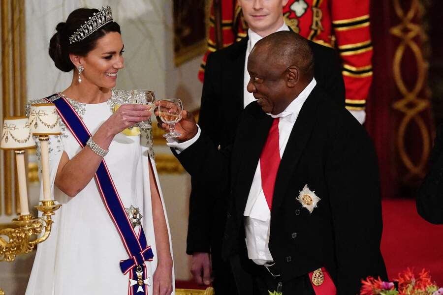 Kate Middleton et le président sud africain Cyril Ramaphosa portent un toast.