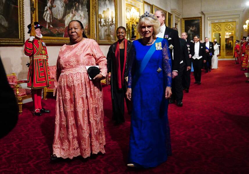 Camilla Parker Bowles souriante et sereine lors de son arrivée au banquet d'Etat donné au palais de Buckingham.
