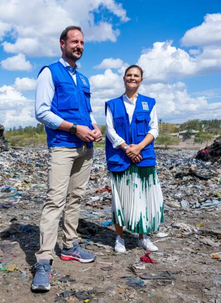 Victoria de Suède et son look casual et chic pour visiter l'entreprise "Kitengela Waste Management" à Kajiado, Kenya, le 22 novembre 2022. Pour cela, elle a misé sur une longue jupe plissée H&M accordée à ses STAN Smith