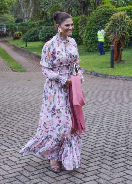 Victoria de Suède était sublime dans une robe fleurie de la marque By Malina à son arrivée à Nairobi, Kenya, le 21 novembre 2022