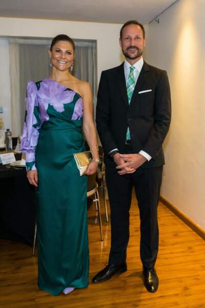 Victoria de Suède et le prince Haakon de Norvège ont dîné à l'hôtel Trademark à Nairobi, Kenya. Pour cela, la princesse de Suède a enfilé une robe, verte et violet, de la marque By Malina, le 23 novembre 2022.