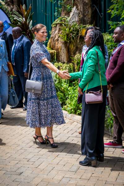 Victoria de Suède a renoué avec l'imprimé fleuri lorsqu'elle rencontrait le personnel local du PNUD à l'hôtel Tribe à Nairobi, Kenya, le 22 novembre 2022