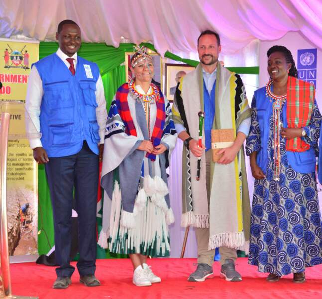 Victoria de Suède a opté pour une tenue traditionnelle mais a gardé sa paire de baskets à son arrivée à Nairobi, Kenya, le 22 novembre 2022