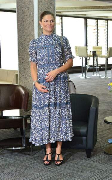 Victoria de Suède a enfilé une longue robe fleurie By Malina et des talons ouverts Saint-Laurent à Nairobi, Kenya, le 22 novembre 2022