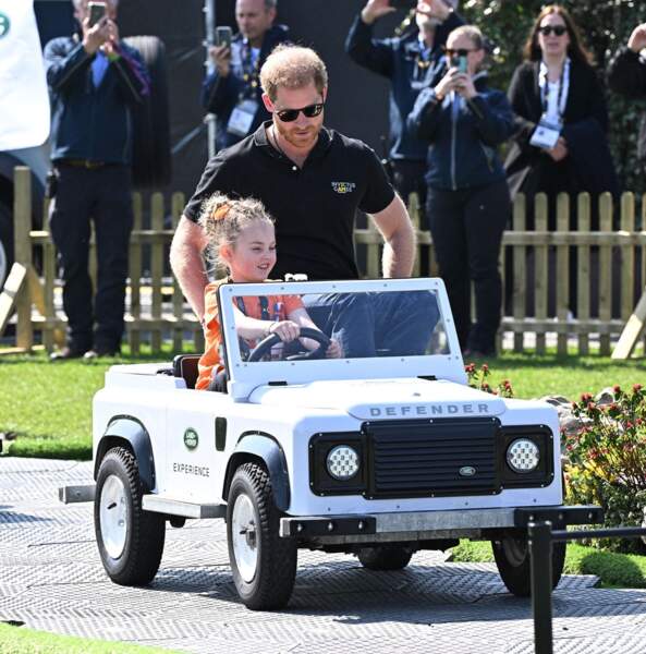 Le prince Harry et Meghan Markle lors du "Land Rover Challenge" au premier jour des Invictus Games 2020 à La Haye le 16 avril 2022.