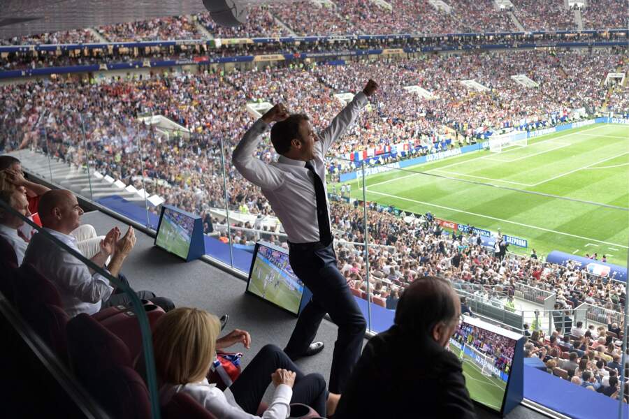 Emmanuel Macron se lâche dans les gradins lors de la finale de la coupe du monde 2018 en Russie