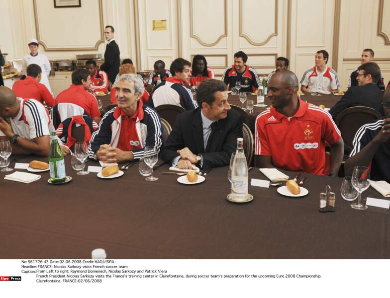 Nicolas Sarkozy rend visite à l'équipe de France à Clairefontaine, juste avant l'Euro 2008