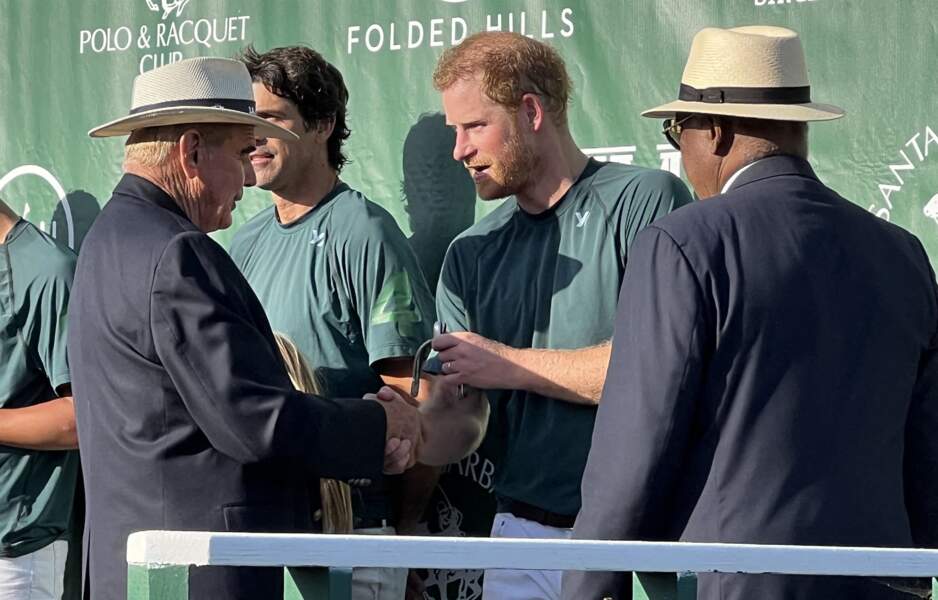 Le prince Harry et son équipe "Los Padres" remportent le trophée de polo "Lisle Nixon Memorial Final" à Santa Barbara le 29 mai 2022. 