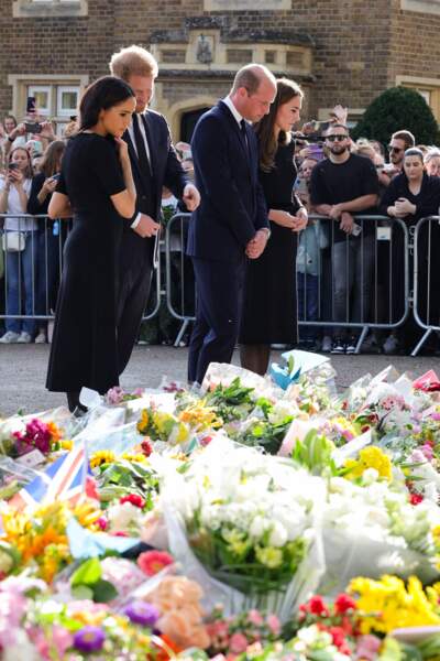 Meghan Markle, le prince Harry, le prince William et Kate Middleton aux abords du château de Windsor le 8 septembre 2022.