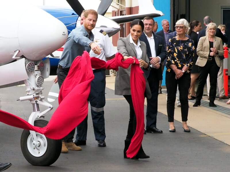Le prince Harry et sa femme Meghan Markle visitent le "Royal Flying Doctor Service Visitor Education" à Dubbo en Australie lors de leur première tournée officielle le 17 octobre 2018.