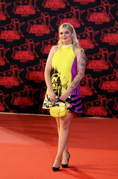 Louane dans une robe colorée dévoilant son tatouage sur le tapis rouge des NRJ Music Awards en 2021
