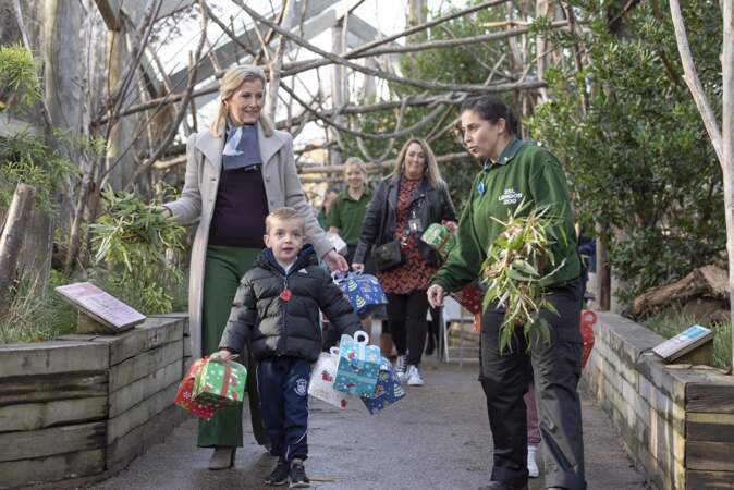 Sophie Rhys-Jones, comtesse de Wessex, visite le zoo de Londres à l'occasion de sa nouvelle exposition, "Monkey Valley" et participer aux célébrations de Noël avec les enfants, le 24 novembre 2022. 