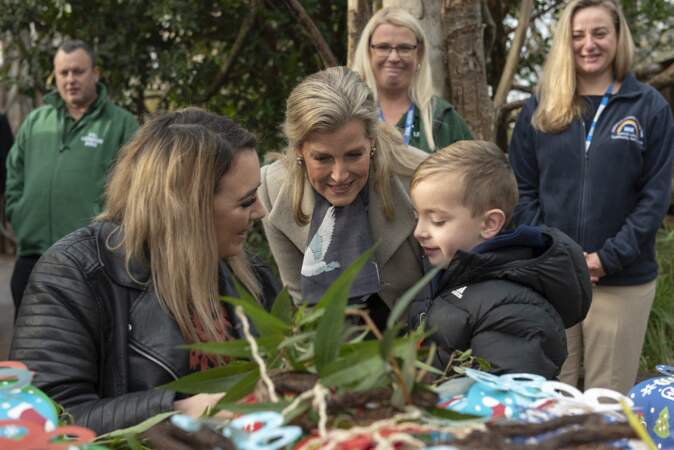 Sophie Rhys-Jones visite le zoo de Londres et s'arrête volontiers pour parler avec des enfants. Le 24 novembre 2022