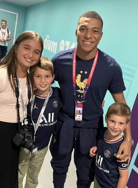 Kylian Mbappé a pris la pose avec les enfants d'Ivanka Trump à la fin du match contre le Danemark, le 26 novembre 2022
