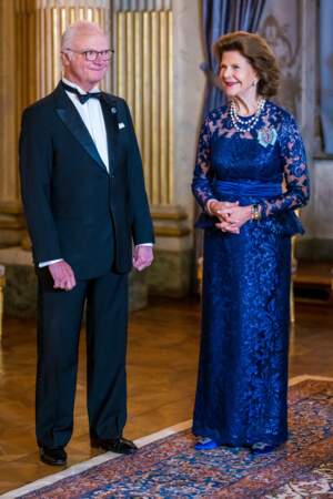 Comme à son habitude, la reine Silvia est élégante dans une longue robe bleue électrique en dentelle à Stockholm, le 29 novembre 2022