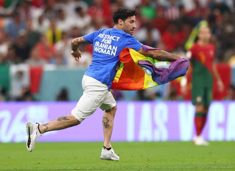 Mario Ferri, le superman au drapeau LGBT a envahi le terrain lors de Portugal-Uruguay, le 28 novembre 2022