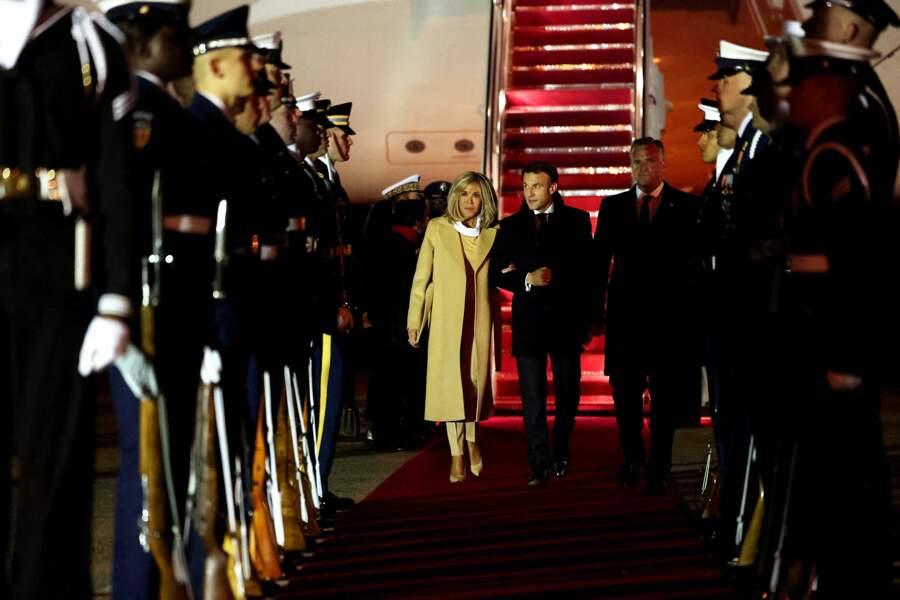 Brigitte Macron vêtue d'un total look beige élégant aux côtés de son mari Emmanuel Macron pour leur arrivée aux Etats-Unis à la base d’Andrews, dans le Maryland