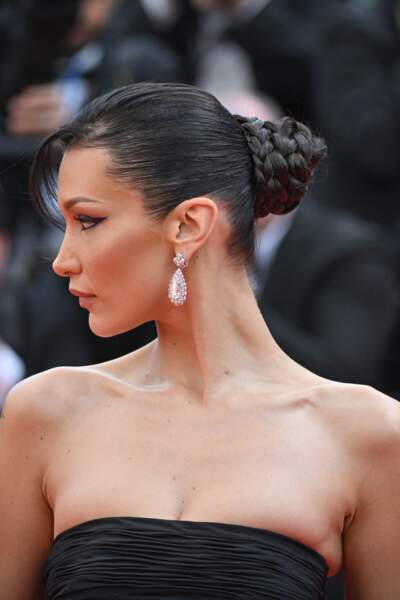 Le chignon tressé inspiré du Gotha de Bella Hadid à l'occasion de l'avant-première du film The Innoncent présenté lors de la 75ème édition du Festival de Cannes en mai 2022