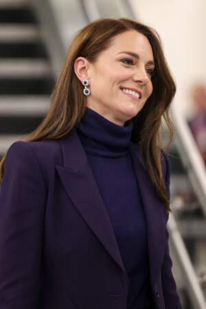 Kate Middleton et son ensemble de costume estimé à plus de 2 500€ à son arrivée à Boston, le 30 novembre 2022
