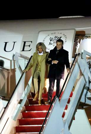 Le président Emmanuel Macron et sa femme Brigitte arrivent à la base d’Andrews, dans le Maryland le 30 novembre 2022