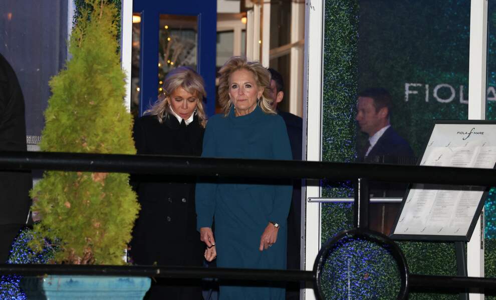 Invitée à dîner, Brigitte Macron s'est laissée photographier au côté de Jill Biden à Washington, le 30 novembre 2022
