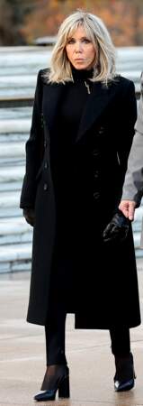 Brigitte Macron est tendance pour l'automne-hiver 2022. Avec un long manteau en laine, elle reste élégante à souhait