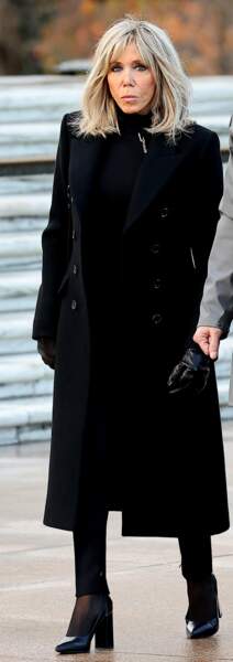 Brigitte Macron est tendance pour l'automne-hiver 2022. Avec un long manteau en laine, elle reste élégante à souhait