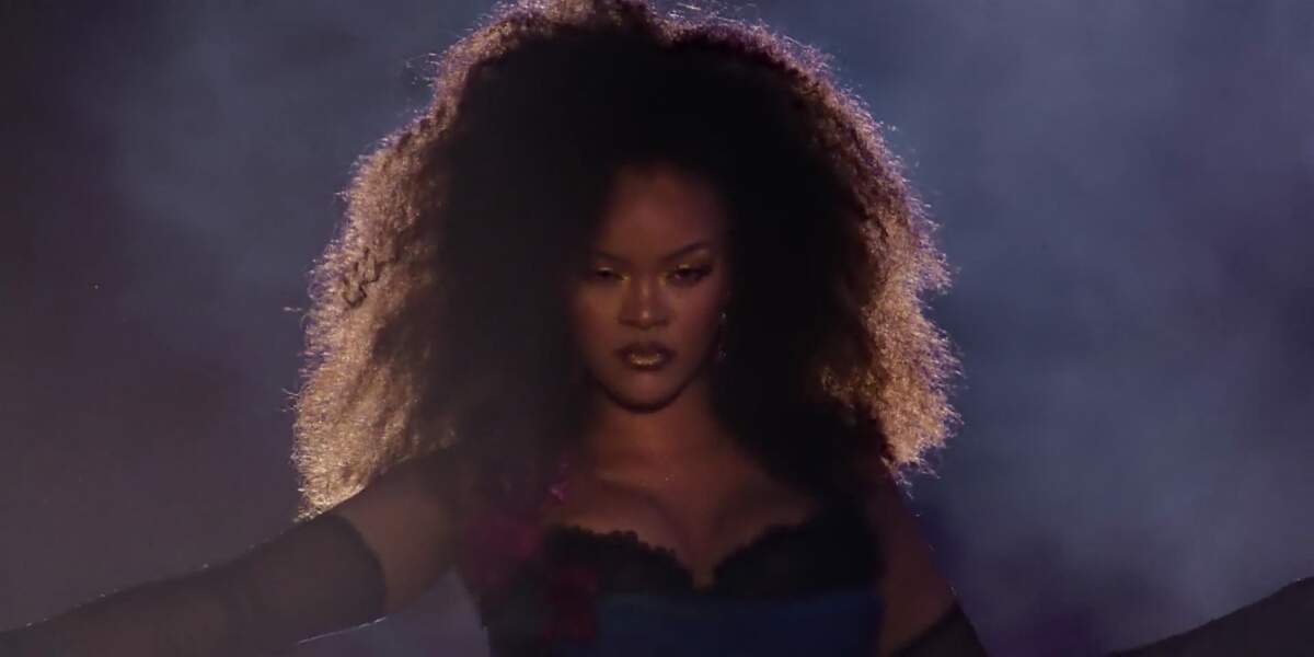 La chevelure naturelle de Rihanna dans son clip pour Amazon prime avec un nouveau défilé de lingerie, Savage x Fenty vol 4